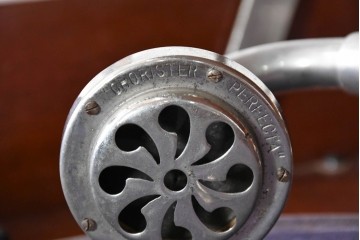 イギリスアンティーク　サウンドグリルの木目が美しい扉収納付きのフロア型蓄音機　(R-086329)