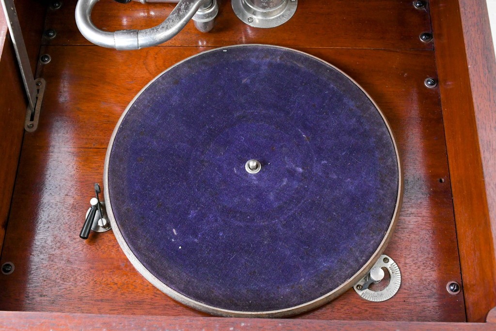 イギリスアンティーク　サウンドグリルの木目が美しい扉収納付きのフロア型蓄音機　(R-086329)