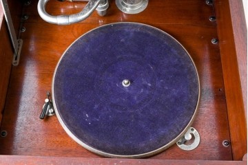 イギリスアンティーク　サウンドグリルの木目が美しい扉収納付きのフロア型蓄音機　(R-086329)