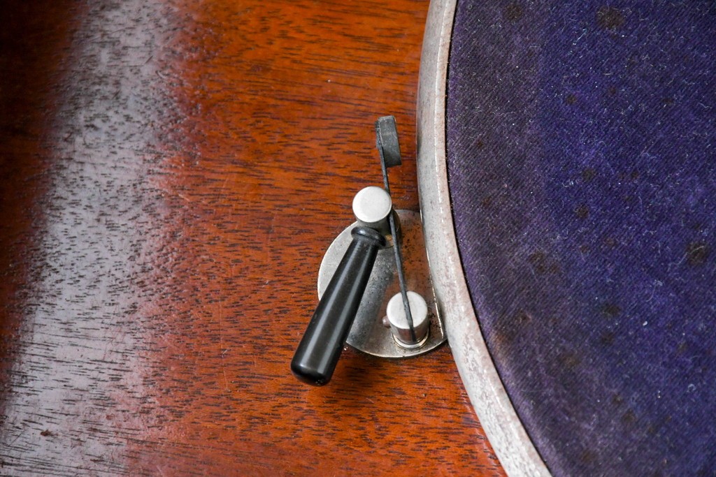 イギリスアンティーク　サウンドグリルの木目が美しい扉収納付きのフロア型蓄音機　(R-086329)