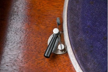 イギリスアンティーク　サウンドグリルの木目が美しい扉収納付きのフロア型蓄音機　(R-086329)