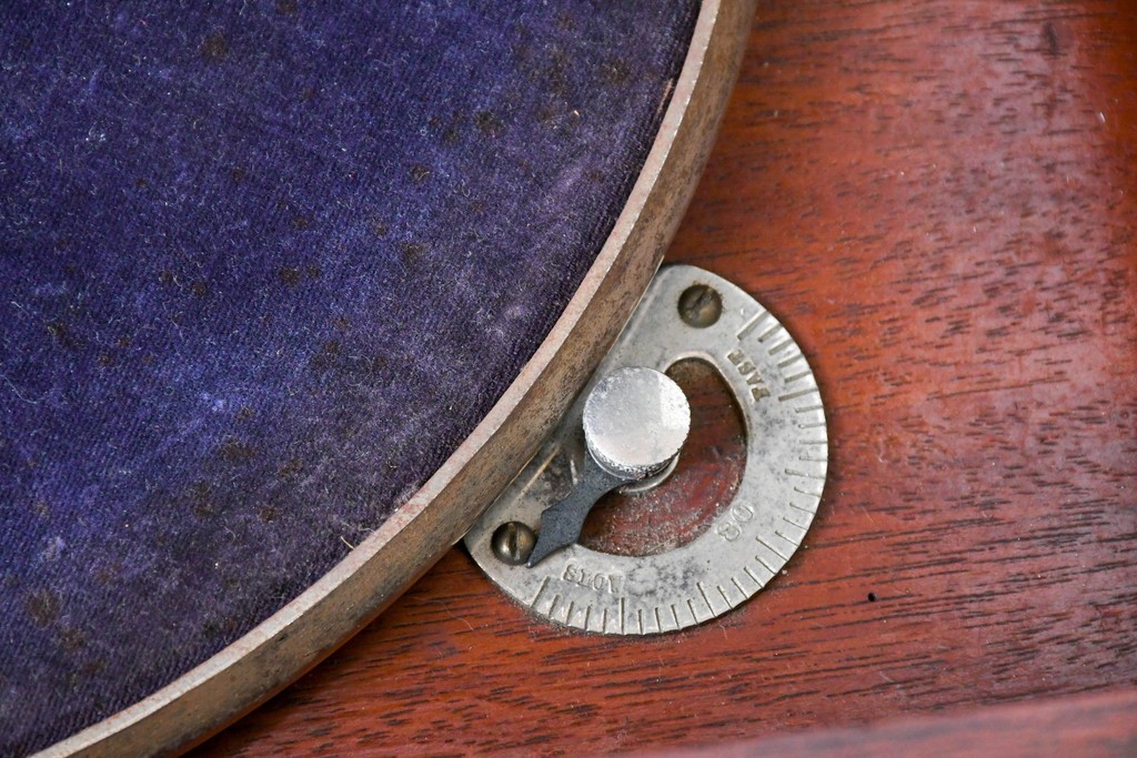 イギリスアンティーク　サウンドグリルの木目が美しい扉収納付きのフロア型蓄音機　(R-086329)