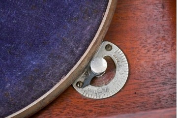 イギリスアンティーク　サウンドグリルの木目が美しい扉収納付きのフロア型蓄音機　(R-086329)