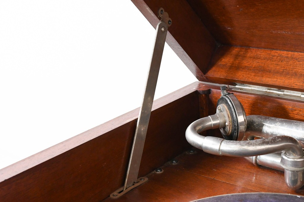 イギリスアンティーク　サウンドグリルの木目が美しい扉収納付きのフロア型蓄音機　(R-086329)