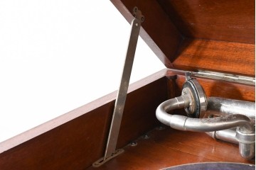 イギリスアンティーク　サウンドグリルの木目が美しい扉収納付きのフロア型蓄音機　(R-086329)