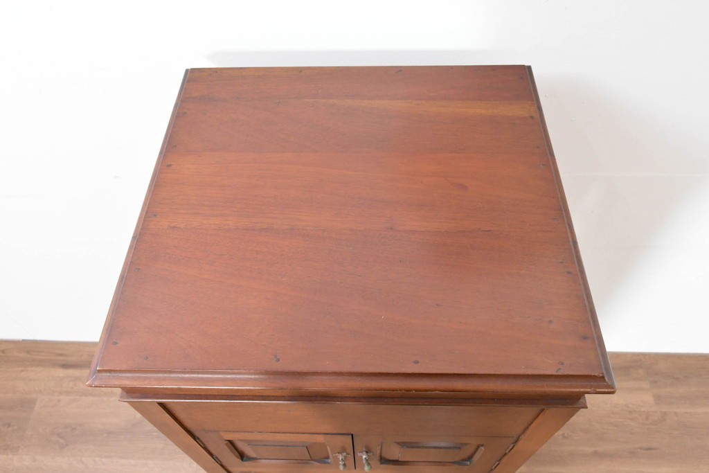 イギリスアンティーク　サウンドグリルの木目が美しい扉収納付きのフロア型蓄音機　(R-086329)