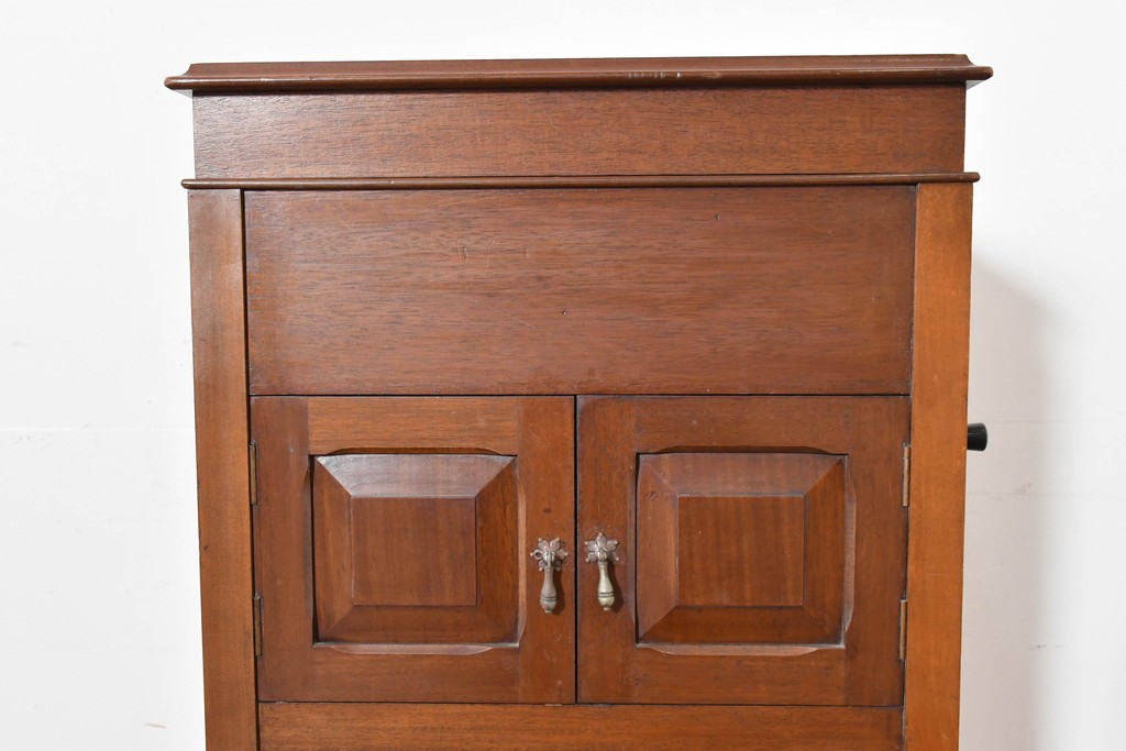 イギリスアンティーク　サウンドグリルの木目が美しい扉収納付きのフロア型蓄音機　(R-086329)