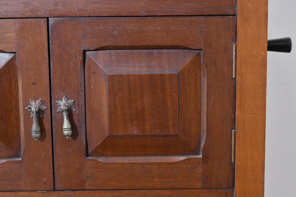 イギリスアンティーク　サウンドグリルの木目が美しい扉収納付きのフロア型蓄音機　(R-086329)