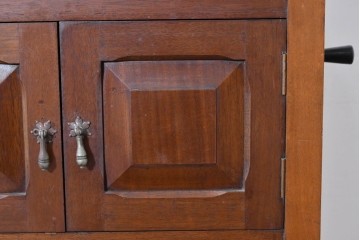 イギリスアンティーク　サウンドグリルの木目が美しい扉収納付きのフロア型蓄音機　(R-086329)