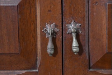 イギリスアンティーク　サウンドグリルの木目が美しい扉収納付きのフロア型蓄音機　(R-086329)