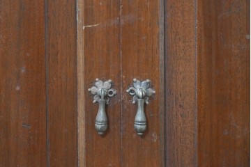 イギリスアンティーク　サウンドグリルの木目が美しい扉収納付きのフロア型蓄音機　(R-086329)