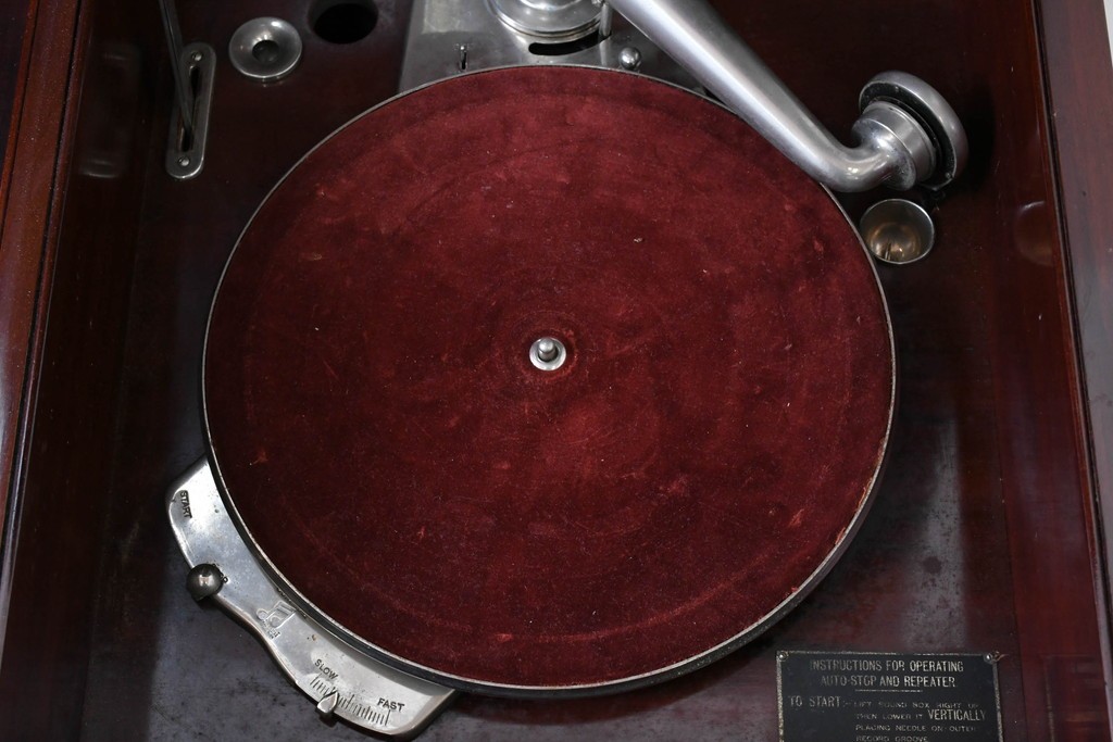 イギリスアンティーク　COLUMBIA GRAFONOLA(コロンビア・グラフォノーラ)　クラシカルな猫脚デザインのフロア型蓄音機　(R-086330)