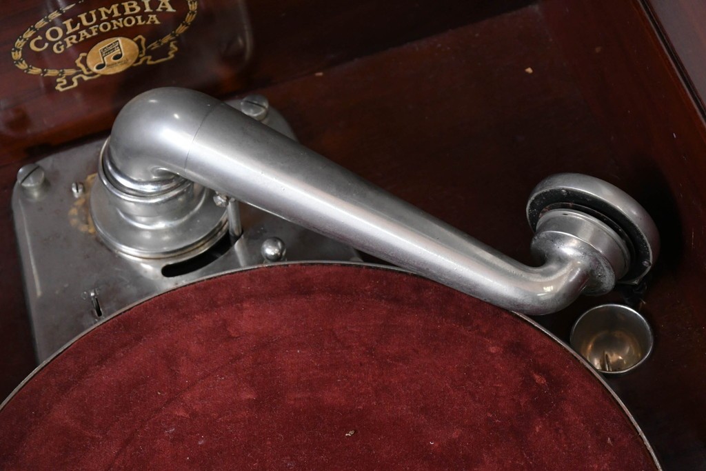 イギリスアンティーク　COLUMBIA GRAFONOLA(コロンビア・グラフォノーラ)　クラシカルな猫脚デザインのフロア型蓄音機　(R-086330)