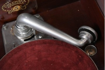 イギリスアンティーク　COLUMBIA GRAFONOLA(コロンビア・グラフォノーラ)　クラシカルな猫脚デザインのフロア型蓄音機　(R-086330)