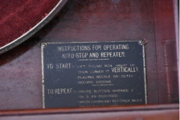 イギリスアンティーク　COLUMBIA GRAFONOLA(コロンビア・グラフォノーラ)　クラシカルな猫脚デザインのフロア型蓄音機　(R-086330)