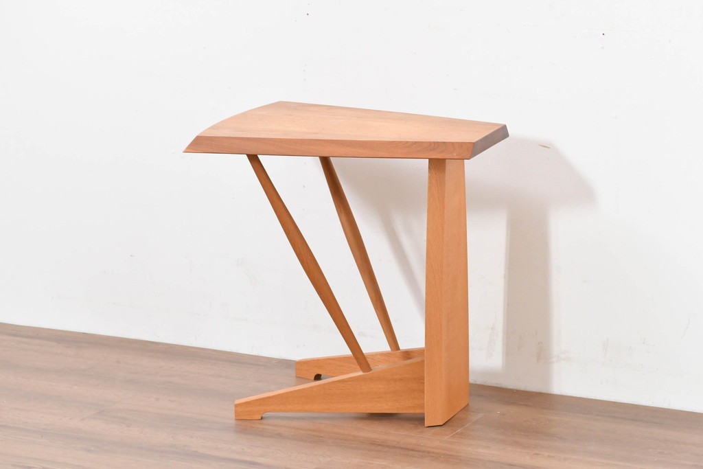 中古　希少な廃番品　柏木工(KASHIWA)　高山ウッドワークス　ウォールナット材　個性的なフレームラインのサイドテーブル　(R-086332)