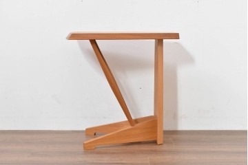 中古　希少な廃番品　柏木工(KASHIWA)　高山ウッドワークス　ウォールナット材　個性的なフレームラインのサイドテーブル　(R-086332)