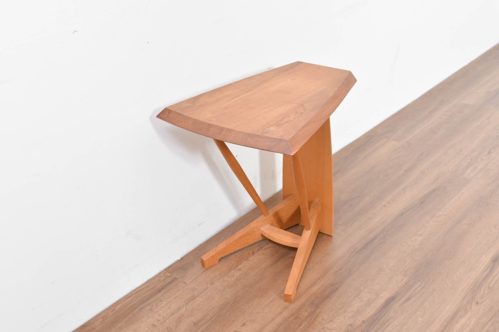 中古　希少な廃番品　柏木工(KASHIWA)　高山ウッドワークス　ウォールナット材　個性的なフレームラインのサイドテーブル　(R-086332)