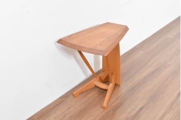 中古　希少な廃番品　柏木工(KASHIWA)　高山ウッドワークス　ウォールナット材　個性的なフレームラインのサイドテーブル　(R-086332)
