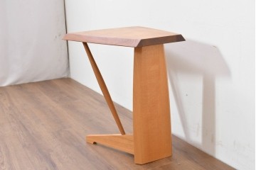 中古　希少な廃番品　柏木工(KASHIWA)　高山ウッドワークス　ウォールナット材　個性的なフレームラインのサイドテーブル　(R-086332)