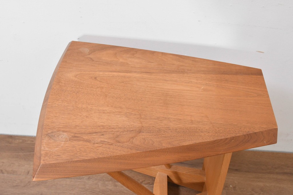 中古　希少な廃番品　柏木工(KASHIWA)　高山ウッドワークス　ウォールナット材　個性的なフレームラインのサイドテーブル　(R-086332)