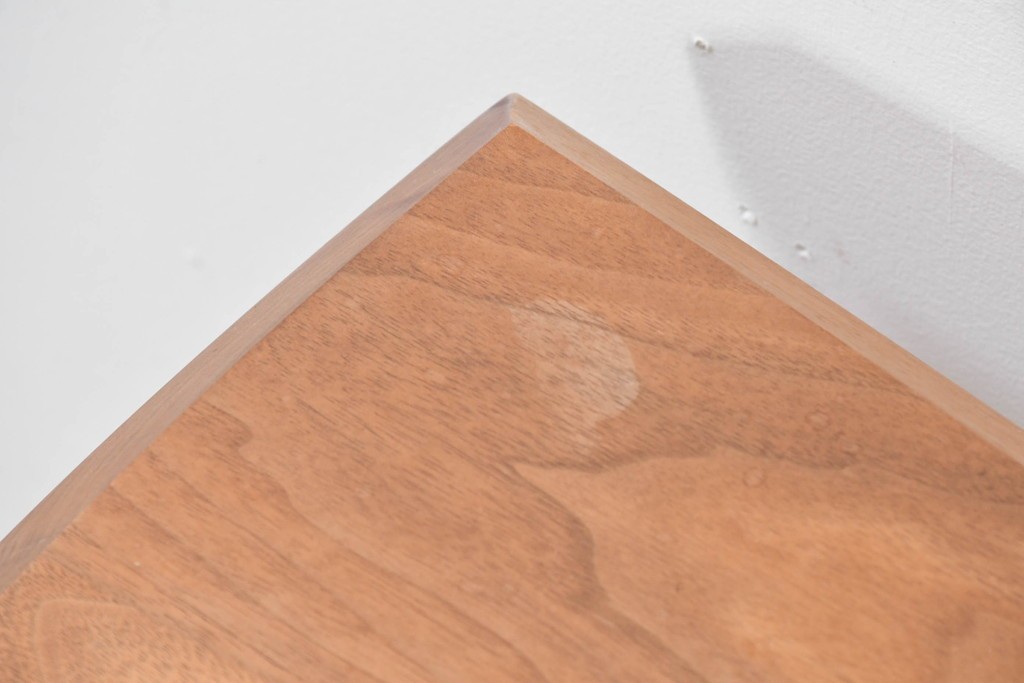 中古　希少な廃番品　柏木工(KASHIWA)　高山ウッドワークス　ウォールナット材　個性的なフレームラインのサイドテーブル　(R-086332)