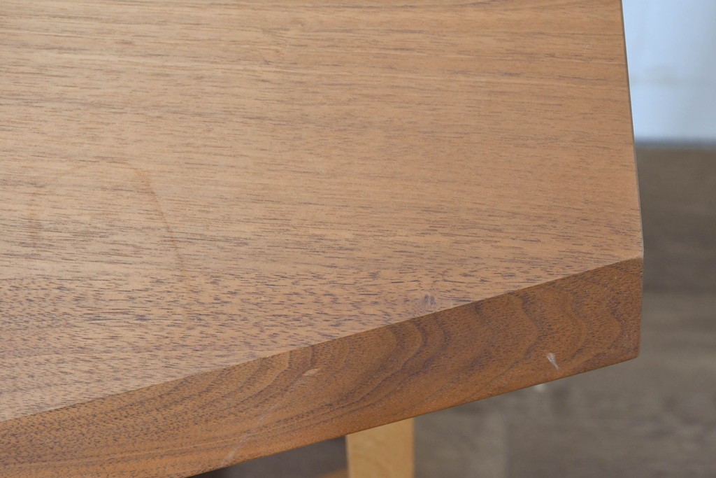 中古　希少な廃番品　柏木工(KASHIWA)　高山ウッドワークス　ウォールナット材　個性的なフレームラインのサイドテーブル　(R-086332)