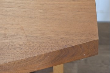 中古　希少な廃番品　柏木工(KASHIWA)　高山ウッドワークス　ウォールナット材　個性的なフレームラインのサイドテーブル　(R-086332)