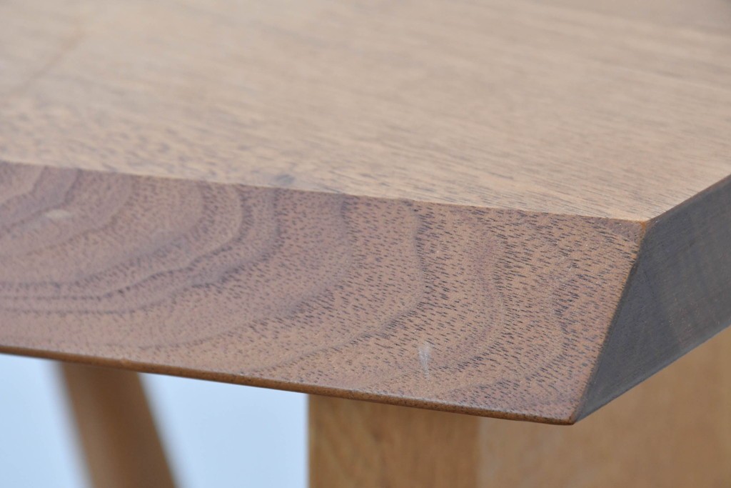 中古　希少な廃番品　柏木工(KASHIWA)　高山ウッドワークス　ウォールナット材　個性的なフレームラインのサイドテーブル　(R-086332)