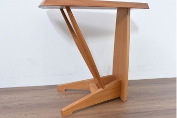 中古　希少な廃番品　柏木工(KASHIWA)　高山ウッドワークス　ウォールナット材　個性的なフレームラインのサイドテーブル　(R-086332)
