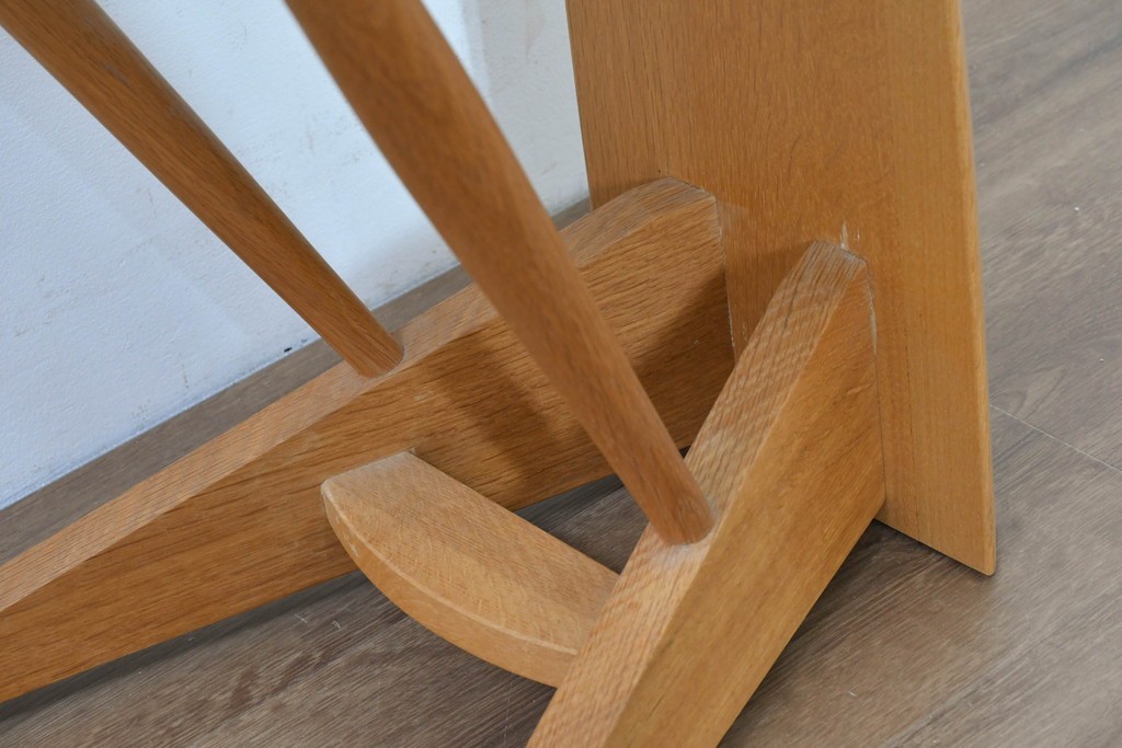 中古　希少な廃番品　柏木工(KASHIWA)　高山ウッドワークス　ウォールナット材　個性的なフレームラインのサイドテーブル　(R-086332)