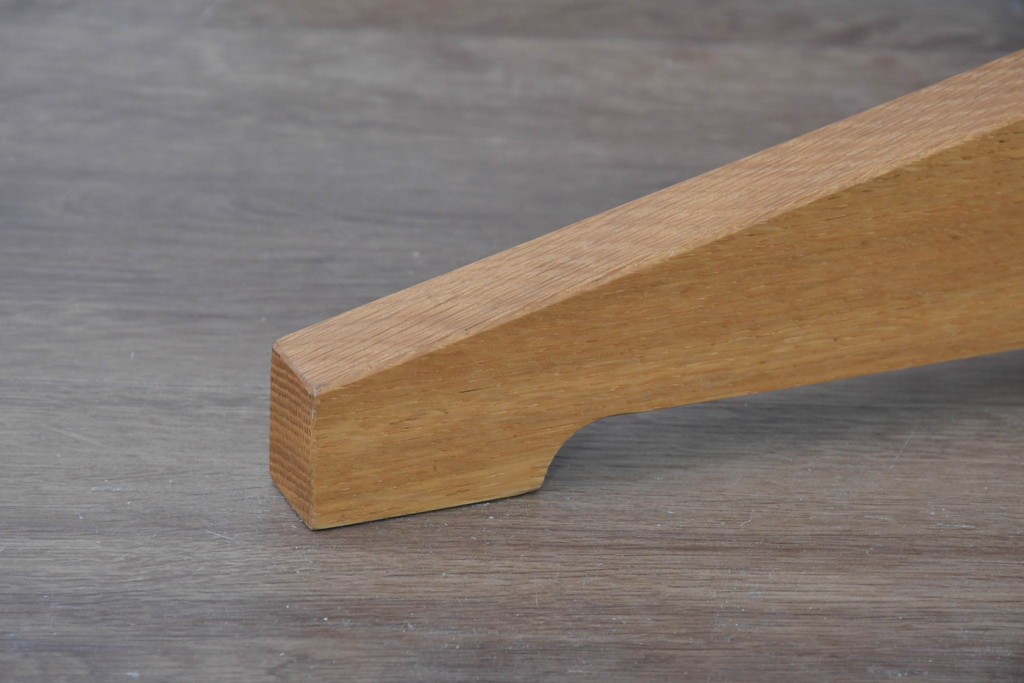 中古　希少な廃番品　柏木工(KASHIWA)　高山ウッドワークス　ウォールナット材　個性的なフレームラインのサイドテーブル　(R-086332)