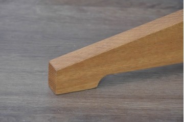 中古　希少な廃番品　柏木工(KASHIWA)　高山ウッドワークス　ウォールナット材　個性的なフレームラインのサイドテーブル　(R-086332)