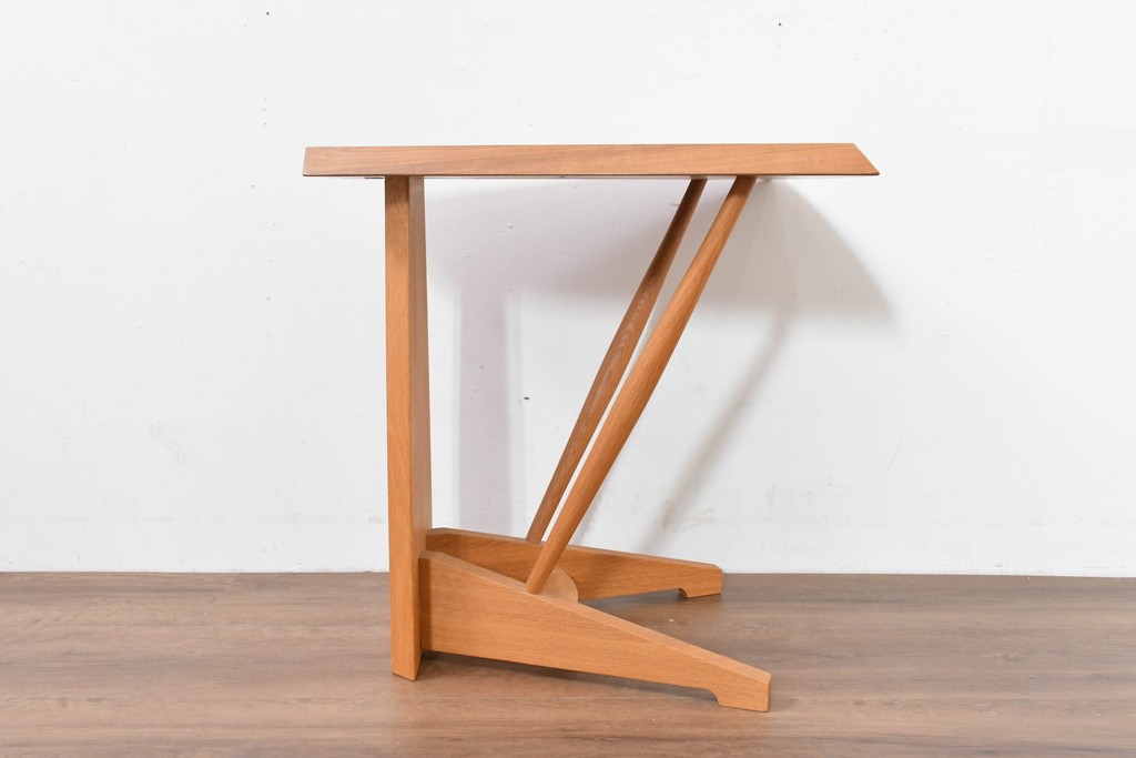 中古　希少な廃番品　柏木工(KASHIWA)　高山ウッドワークス　ウォールナット材　個性的なフレームラインのサイドテーブル　(R-086332)