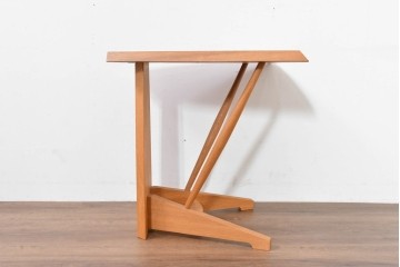 中古　希少な廃番品　柏木工(KASHIWA)　高山ウッドワークス　ウォールナット材　個性的なフレームラインのサイドテーブル　(R-086332)