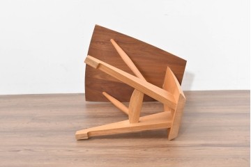 中古　希少な廃番品　柏木工(KASHIWA)　高山ウッドワークス　ウォールナット材　個性的なフレームラインのサイドテーブル　(R-086332)