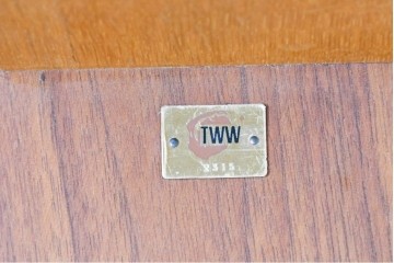 中古　希少な廃番品　柏木工(KASHIWA)　高山ウッドワークス　ウォールナット材　個性的なフレームラインのサイドテーブル　(R-086332)