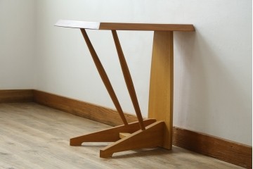 中古　希少な廃番品　柏木工(KASHIWA)　高山ウッドワークス　ウォールナット材　個性的なフレームラインのサイドテーブル　(R-086332)