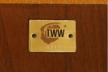 中古　希少な廃番品　柏木工(KASHIWA)　高山ウッドワークス　ウォールナット材　個性的なフレームラインのサイドテーブル　(R-086332)