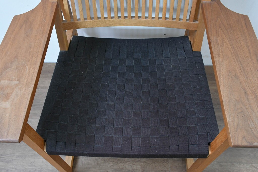中古　美品　柏木工(KASHIWA)　高山ウッドワークス　ウォールナット材&オーク材　編み込み座面×格子デザインのW560イージーチェア　定価約20万円　(R-086333)