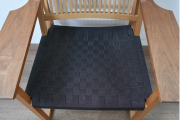 中古　美品　柏木工(KASHIWA)　高山ウッドワークス　ウォールナット材&オーク材　編み込み座面×格子デザインのW560イージーチェア　定価約20万円　(R-086333)