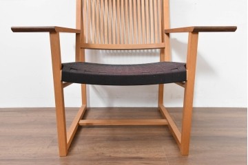 中古　美品　柏木工(KASHIWA)　高山ウッドワークス　ウォールナット材&オーク材　編み込み座面×格子デザインのW560イージーチェア　定価約20万円　(R-086333)