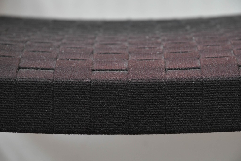 中古　美品　柏木工(KASHIWA)　高山ウッドワークス　ウォールナット材&オーク材　編み込み座面×格子デザインのW560イージーチェア　定価約20万円　(R-086333)