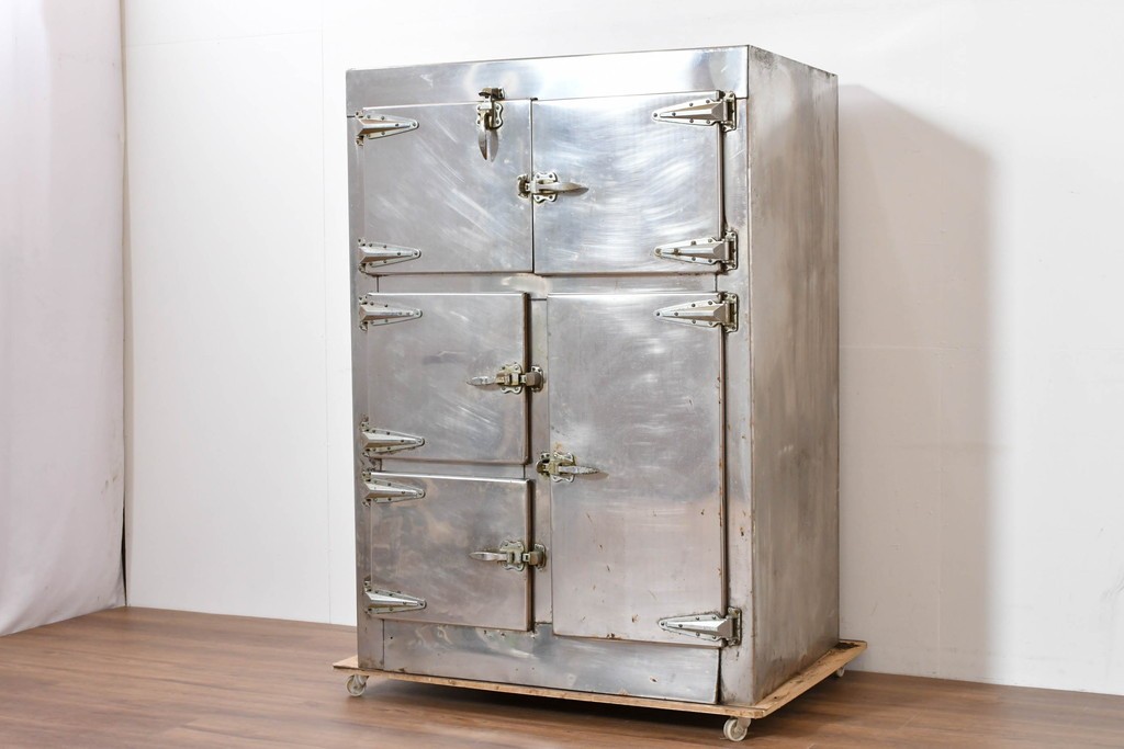 和製ヴィンテージ　レトロデザイン　ガレージや店舗の飾りにおすすめ!　ステンレス製の大振りな冷蔵庫　(R-086334)