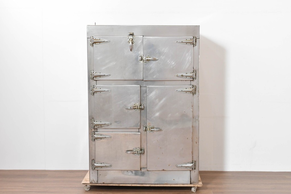 和製ヴィンテージ　レトロデザイン　ガレージや店舗の飾りにおすすめ!　ステンレス製の大振りな冷蔵庫　(R-086334)