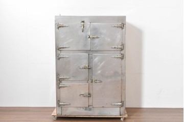 和製ヴィンテージ　レトロデザイン　ガレージや店舗の飾りにおすすめ!　ステンレス製の大振りな冷蔵庫　(R-086334)