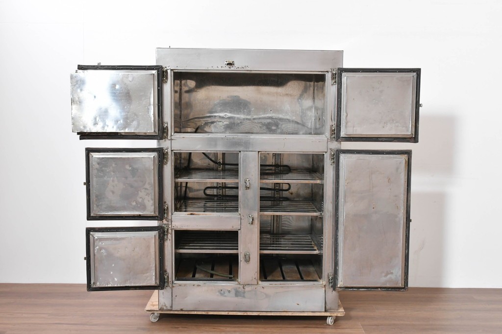 和製ヴィンテージ　レトロデザイン　ガレージや店舗の飾りにおすすめ!　ステンレス製の大振りな冷蔵庫　(R-086334)