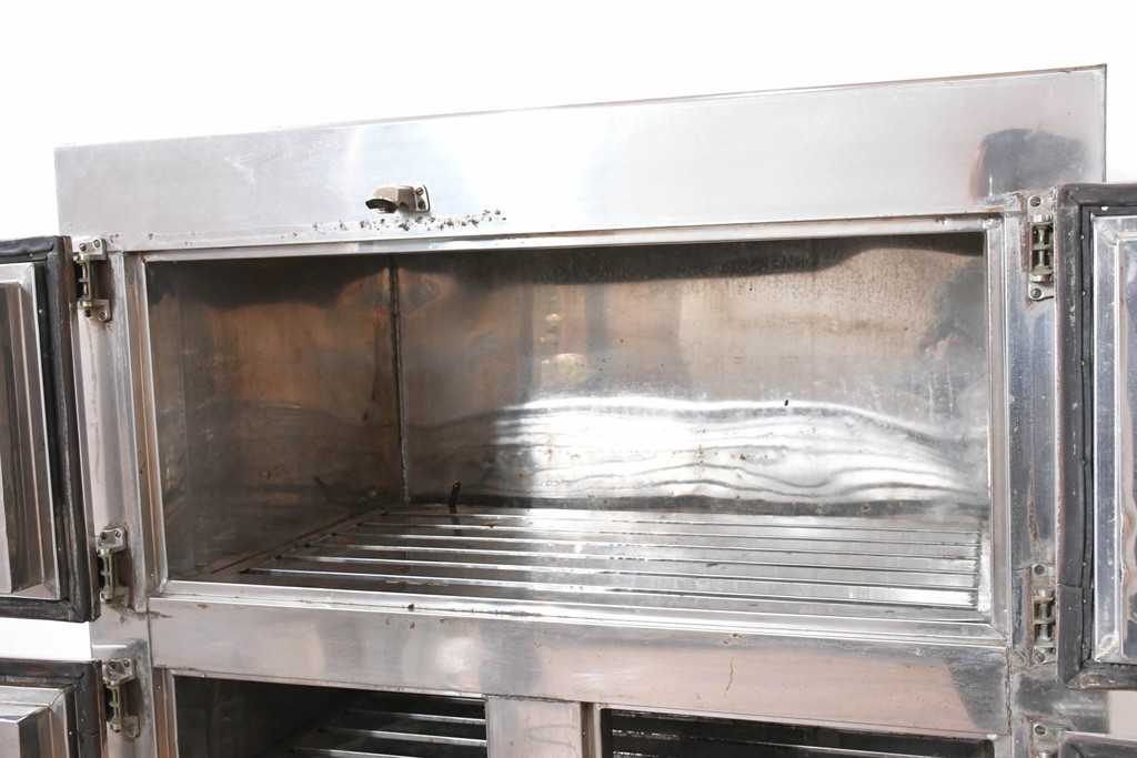 和製ヴィンテージ　レトロデザイン　ガレージや店舗の飾りにおすすめ!　ステンレス製の大振りな冷蔵庫　(R-086334)