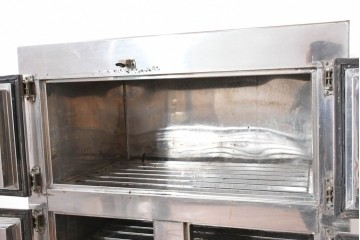 和製ヴィンテージ　レトロデザイン　ガレージや店舗の飾りにおすすめ!　ステンレス製の大振りな冷蔵庫　(R-086334)