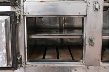 和製ヴィンテージ　レトロデザイン　ガレージや店舗の飾りにおすすめ!　ステンレス製の大振りな冷蔵庫　(R-086334)